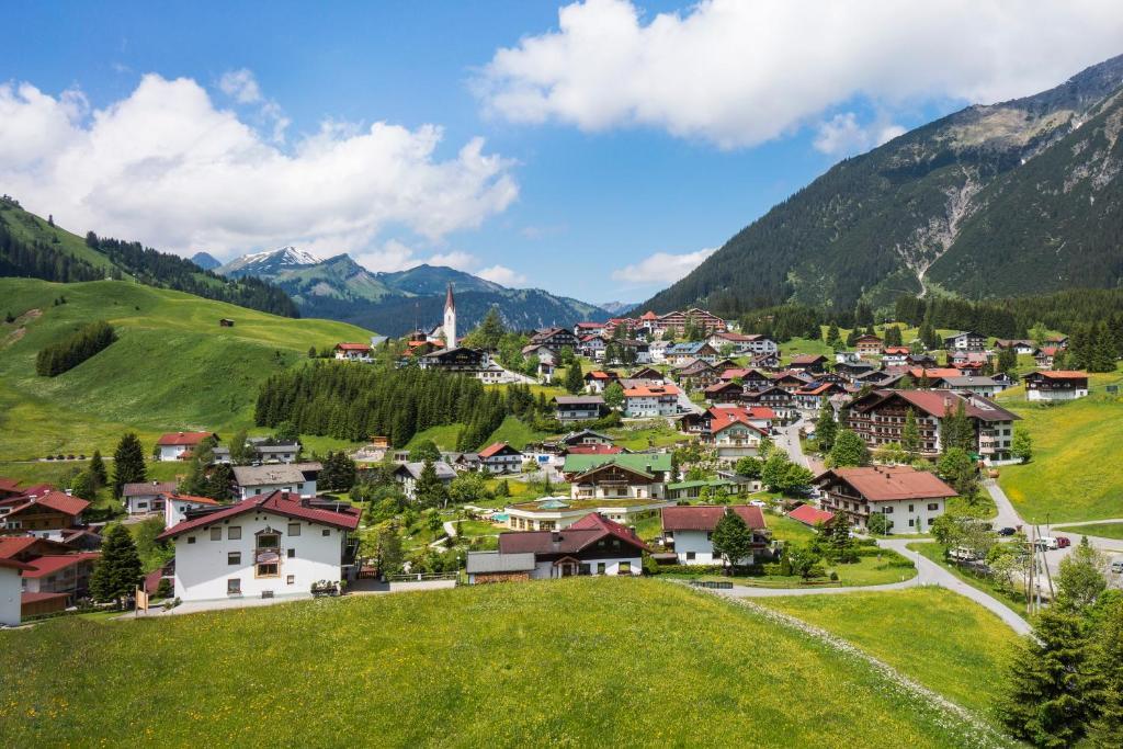 Gaestehaus Zugspitzblick Hotel Berwang Exterior photo